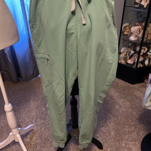Women's Green Pants & Top Scrub top - Picture 7 of 11